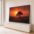 Quadro Decorativo Grande Árvore Solitária Colinas para Sala | quadros decorativos para sala | árvore solitária em silhueta contra um pôr do sol laranja intenso em colinas | em Quadros para Sala | Porao dos Quadros