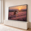 Cavalo alazão e cavalo branco juntos em campo de lavanda roxa ao pôr do sol, quadro decorativo