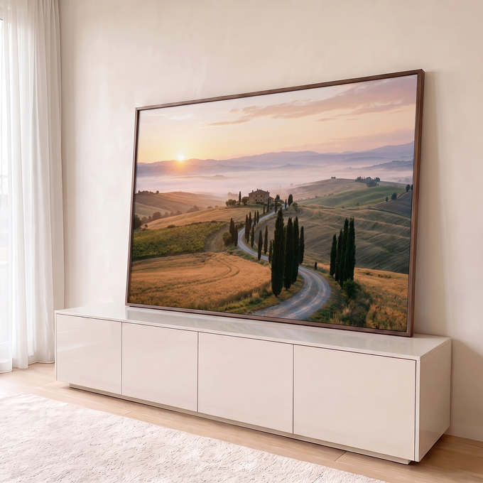 Quadro Decorativo Grande Paisagem para Sala Bege | quadros decorativos para sala | estrada de terra entre ciprestes levando a casa de pedra ao amanhecer na Toscana | em Quadros para Sala | Porao dos Quadros