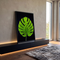 Quadro Decorativo Grande Folha Tropical de Flores para Sala | quadros decorativos para sala | folha verde tropical com fendas profundas iluminada por trás em fundo preto | em Quadros para Sala | Porao dos Quadros
