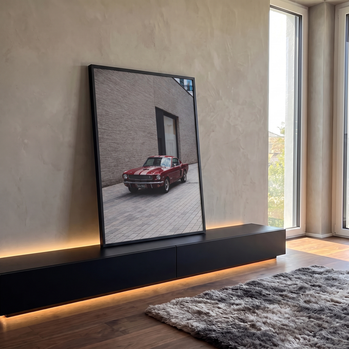 Ford Mustang 1966 vermelho com faixas brancas estacionado junto a muro de tijolos cinza, quadro decorativo