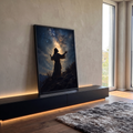 Quadro Decorativo Grande Figura em Manto para Sala Preto | quadros decorativos para sala | figura de manto com braços erguidos sob céu estrelado e via láctea dourada | em Quadros para Sala | Porao dos Quadros