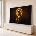 Nossa Senhora de mãos postas em oração com halo dourado luminoso e fundo marrom escuro, quadro decorativo