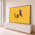Parede amarela com janela de venezianas roxas, flores e varal com toalhas amarela e roxa, quadro decorativo