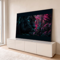 Tigre negro de olhos azuis entre folhagens tropicais com luz neon rosa, quadro decorativo