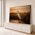 Garça branca entre juncos dourados, refletida na água ao entardecer, em pintura a óleo, quadro decorativo