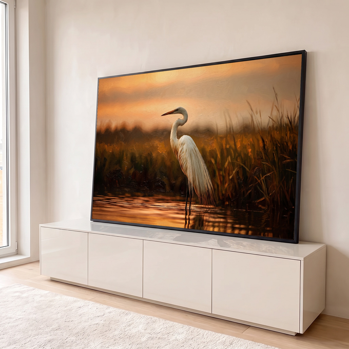 Garça branca entre juncos dourados, refletida na água ao entardecer, em pintura a óleo, quadro decorativo