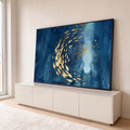 Cardume de peixes dourados em espiral sobre fundo azul texturizado com feixe de luz, quadro decorativo