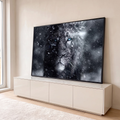 Quadro Decorativo Grande Leão na Neve para Sala Preto | quadros decorativos para sala | leão em preto e branco com olhos azuis sob forte nevasca | em Quadros para Sala | Porao dos Quadros