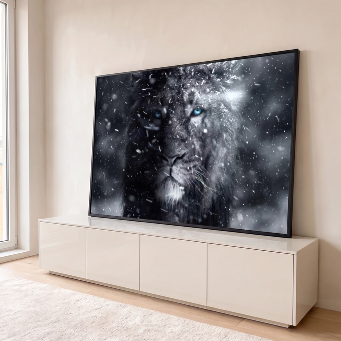 Quadro Decorativo Grande Leão na Neve para Sala Preto | quadros decorativos para sala | leão em preto e branco com olhos azuis sob forte nevasca | em Quadros para Sala | Porao dos Quadros