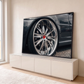 Fotografia em close de roda esportiva cromada com centro vermelho em carro cinza, quadro decorativo
