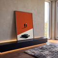 Quadro Decorativo Dois Homens e Carro Antigo em Laranja | quadros decorativos para sala | dois homens de costas observando carro antigo em fundo laranja diagonal | em Quadros para Sala | Porao dos Quadros