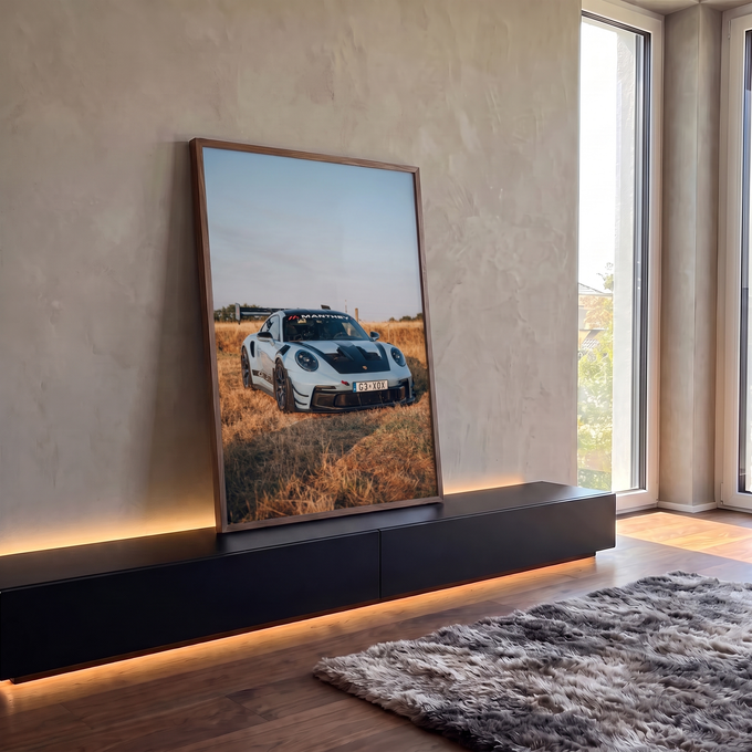 Porsche 911 GT3 RS azul claro com aerofólio em campo de grama seca sob céu azul, quadro decorativo