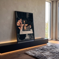 Mulher de vestido preto joga xadrez com pantera negra em mesa de mármore à luz de vela, quadro decorativo