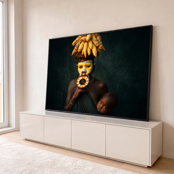 Quadro Decorativo Grande Mulher Africana Preto para Sala | quadros decorativos para sala | mulher africana com prato labial, pintura facial e milho sobre a cabeça carregando bebê | em Quadros para Sala | Porao dos Quadros
