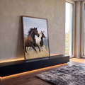 Quadro Decorativo Grande Cavalos Selvagens Marrom para Sala | quadros decorativos para sala | cavalos correndo em campo de capim dourado com crinas ao vento | em Quadros para Sala | Porao dos Quadros