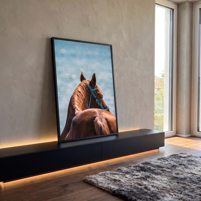 Cavalo castanho de costas com crina ruiva e cabresto azul diante do mar desfocado, quadro decorativo