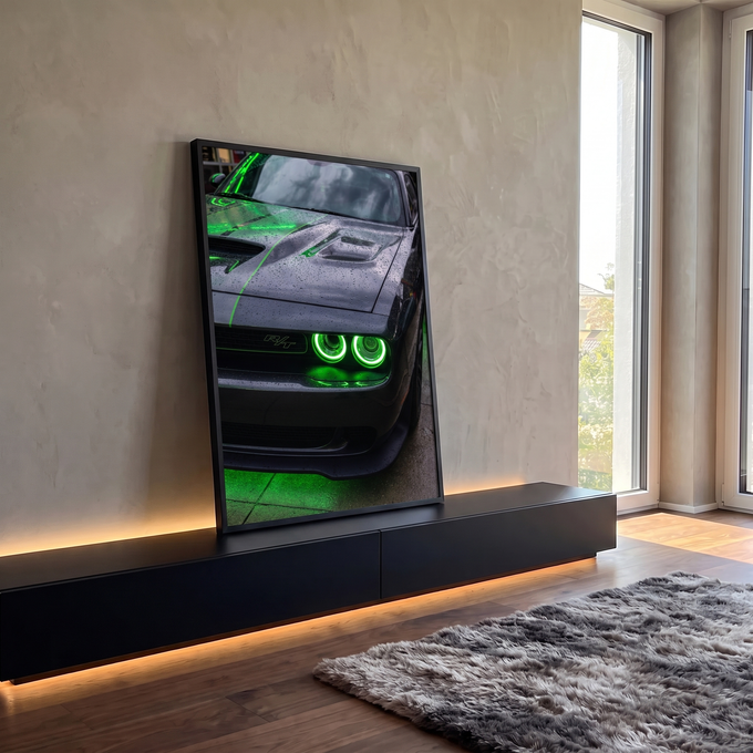 Muscle car cinza com faróis neon verdes e capô molhado de gotas de chuva, quadro decorativo