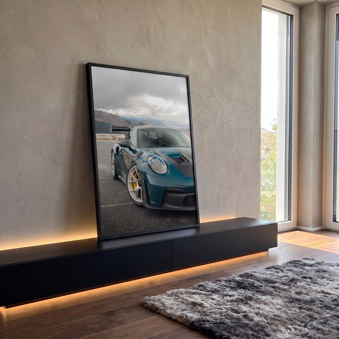 Porsche GT3 RS verde com aerofólio e freios amarelos diante de montanhas nubladas, quadro decorativo