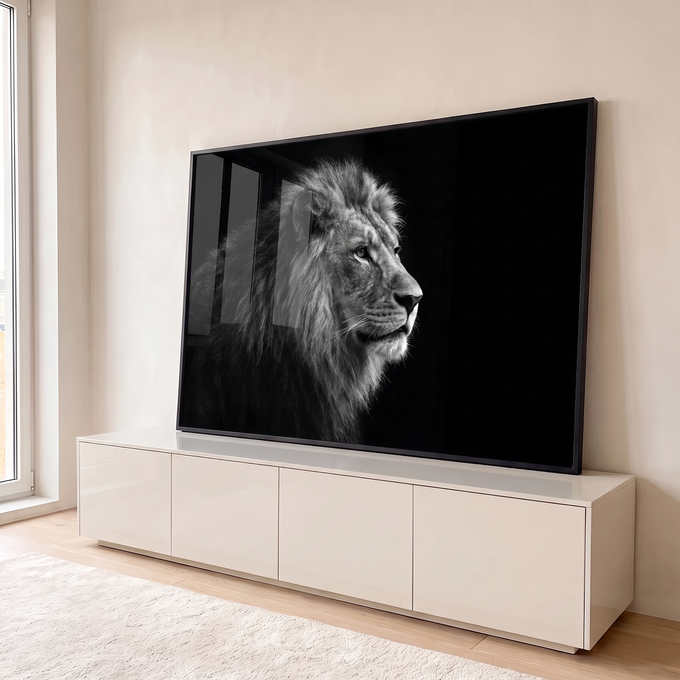 Leão majestoso de perfil com juba volumosa em fotografia preto e branco sobre fundo preto, quadro decorativo