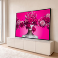 Busto de mulher com rosto coberto de rosas pink, lábios vermelhos e fundo magenta, quadro decorativo