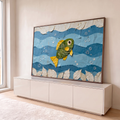 Peixe feito de folhas secas verdes e amarelas entre ondas de papel azul e bolhas de água, quadro decorativo
