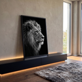 Quadro Decorativo Grande Leão em Perfil para Sala Preto | quadros decorativos para sala | leão de perfil em preto e branco com juba volumosa sobre fundo escuro | em Quadros para Sala | Porao dos Quadros