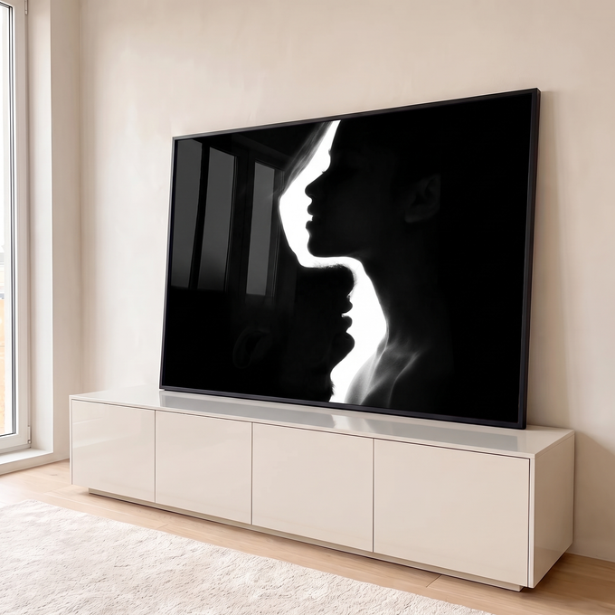 Silhuetas de perfil de um casal prestes a se beijar em alto contraste preto e branco, quadro decorativo