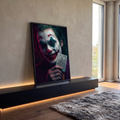 Palhaço de maquiagem borrada e cabelo verde sorrindo com carta curinga, fundo escuro, quadro decorativo