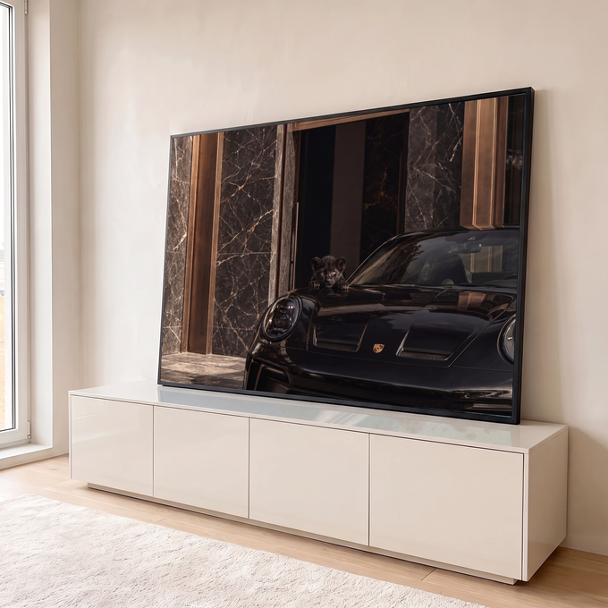 Quadro Decorativo Grande Filhote de Pantera para Sala Preto | quadros decorativos para sala | filhote de pantera negra apoiado no capô de um carro esportivo preto | em Quadros para Sala | Porao dos Quadros