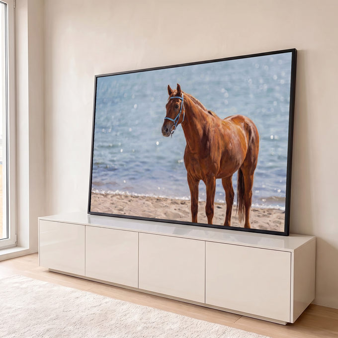 Cavalo alazão de cabresto azul em pé na areia diante do mar brilhante, quadro decorativo
