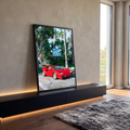 Supercarro vermelho retrô diante do letreiro Beverly Hills Hotel entre palmeiras, quadro decorativo