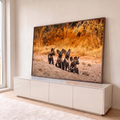 Cinco filhotes de licaon sentados na terra da savana com fundo laranja dourado, quadro decorativo