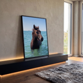 Quadro Decorativo Grande Cavalo Mergulhado para Sala Azul | quadros decorativos para sala | cavalo marrom emergindo do mar turquesa com veleiro ao fundo | em Quadros para Sala | Porao dos Quadros