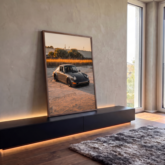 Porsche 911 clássico grafite na areia ao entardecer com capim dourado ao fundo, quadro decorativo