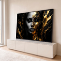 Rosto feminino de olhos fechados com tinta dourada escorrendo sobre fundo preto, quadro decorativo