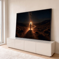 Jesus iluminado caminhando em trilha no deserto à noite sob a Via Láctea, quadro decorativo