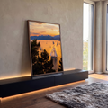 Quadro Decorativo Grande Veleiros para Sala Laranja | quadros decorativos para sala | veleiros navegando em baía dourada ao pôr do sol com montanhas ao fundo | em Quadros para Sala | Porao dos Quadros