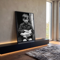 Fotografia preto e branco de menino sardento de casaco tweed segurando galinha branca, quadro decorativo