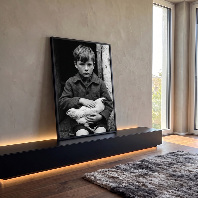 Fotografia preto e branco de menino sardento de casaco tweed segurando galinha branca, quadro decorativo
