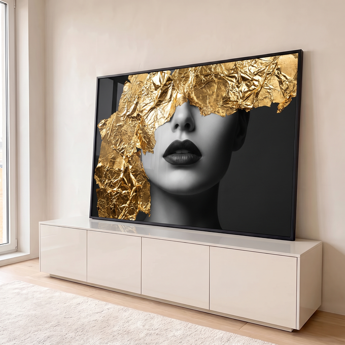 Quadro Decorativo Grande Rosto Feminino Preto para Sala | quadros decorativos para sala | rosto feminino em preto e branco com folha de ouro cobrindo os olhos | em Quadros para Sala | Porao dos Quadros