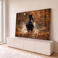 Cavalo negro correndo em floresta de outono com folhas laranja voando, quadro decorativo