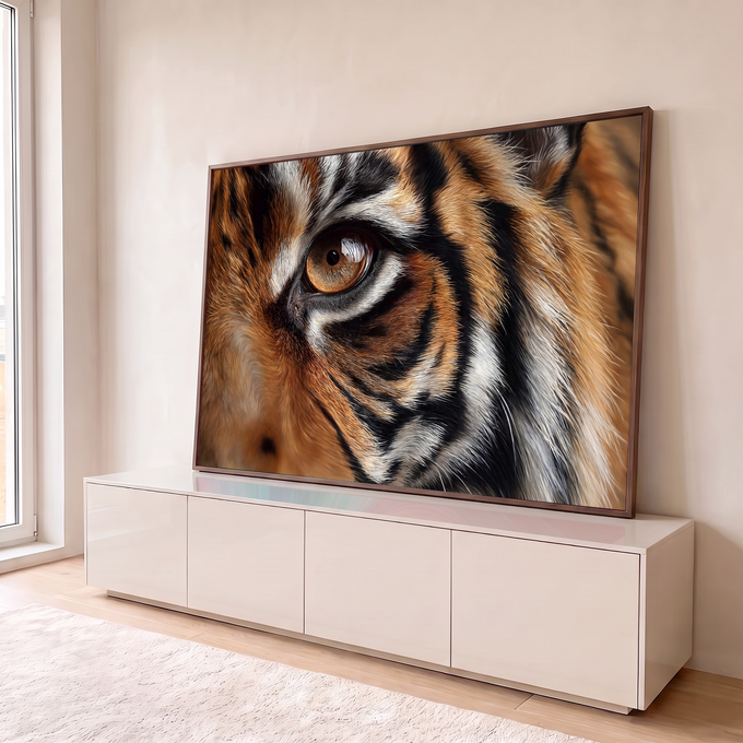Quadro Decorativo Grande Olho de Tigre Laranja para Sala | quadros decorativos para sala | close extremo do olho âmbar de um tigre com listras pretas e laranja | em Quadros para Sala | Porao dos Quadros