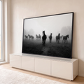 Cavalo negro à frente de uma manada no campo com névoa, em fotografia preto e branco, quadro decorativo