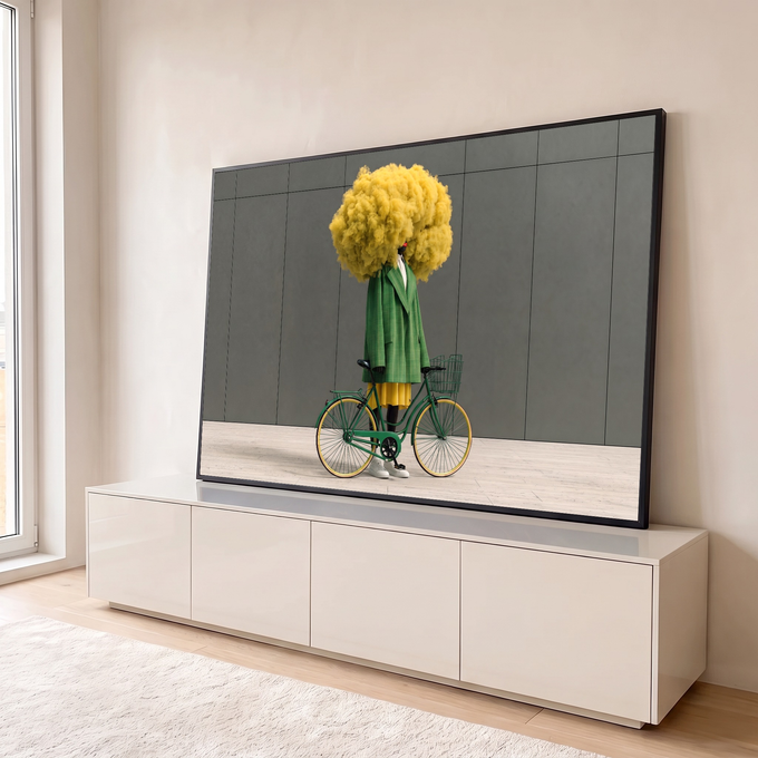 Figura surreal com cabeça de nuvem amarela, casaco xadrez verde e bicicleta diante de parede cinza, quadro decorativo