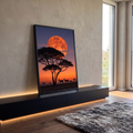 Lua laranja gigante atrás de acácia com antílopes e pássaros na savana ao entardecer, quadro decorativo