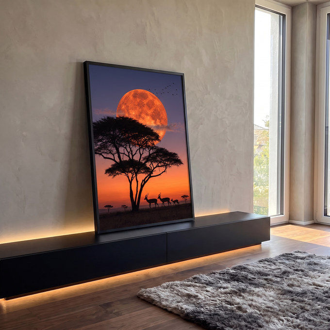 Lua laranja gigante atrás de acácia com antílopes e pássaros na savana ao entardecer, quadro decorativo