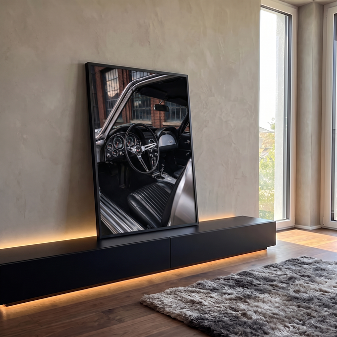 Interior de carro clássico com volante retrô, painel cromado e bancos de couro preto, quadro decorativo