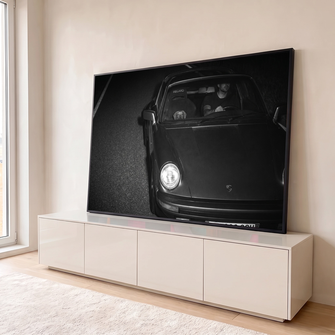 Quadro Decorativo Grande Carro Preto e Branco para Sala | quadros decorativos para sala | carro esportivo preto e branco à noite com cachorro no banco traseiro e motorista ao volante | em Quadros para Sala | Porao dos Quadros