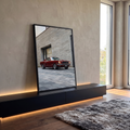 Mustang fastback vermelho clássico diante de muro de pedra cinza em pintura a óleo, quadro decorativo